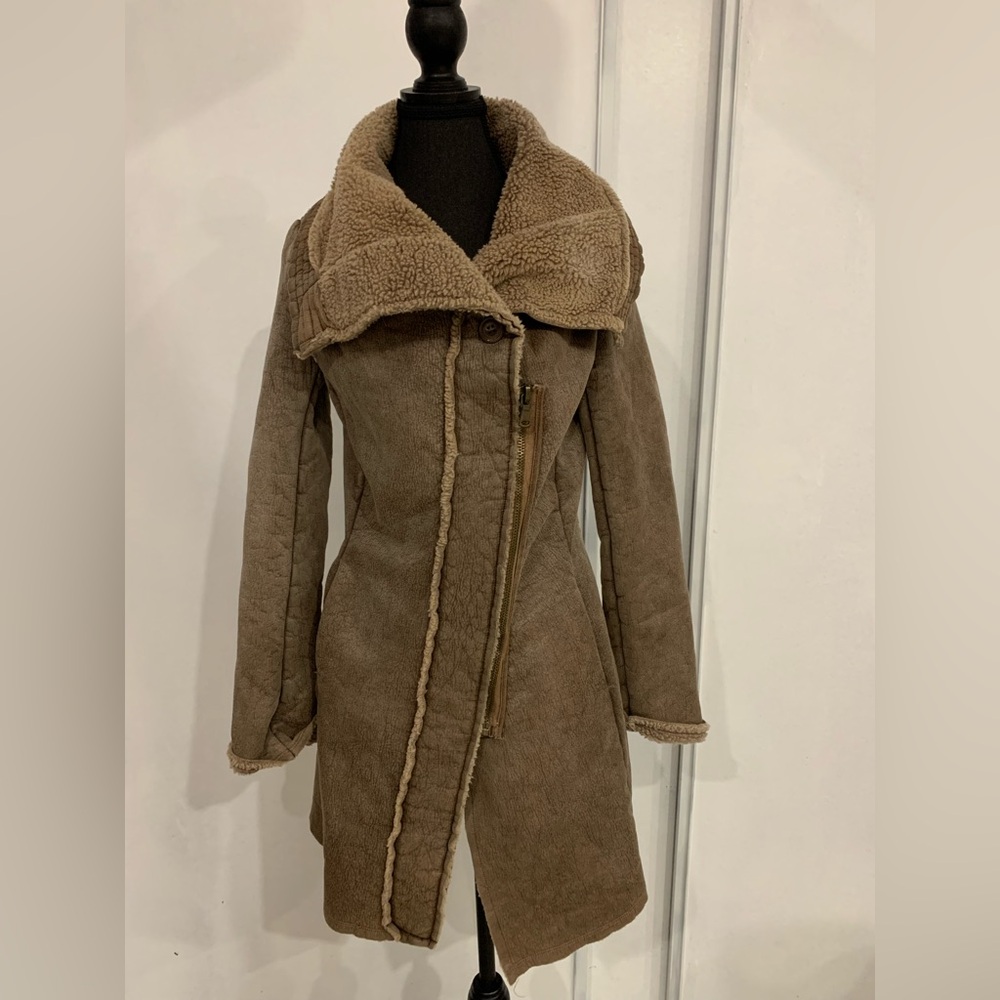 Le chateau Women's Tan Shearling Coat